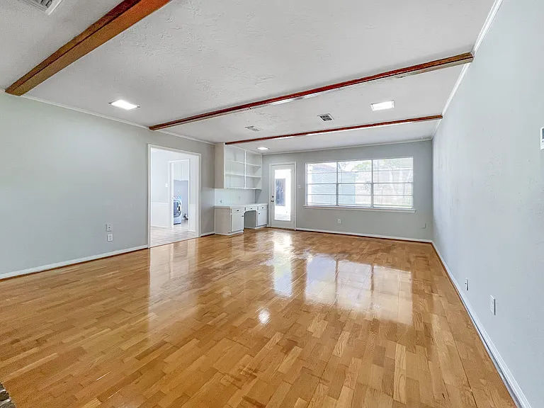 9206 Sharpview Dr — Photo 6