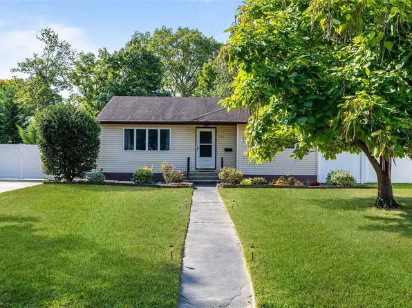 124 W 2nd Street, West Islip, NY 11795