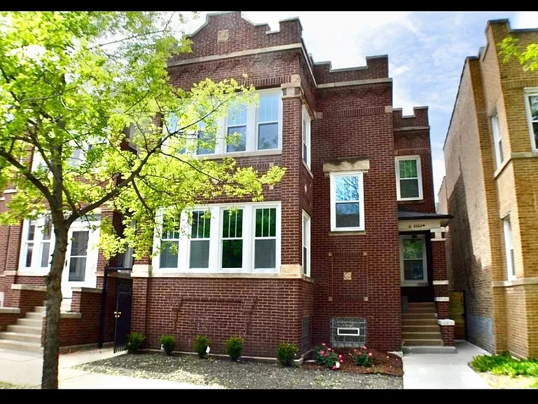 2652 N Harding Ave — Photo 1