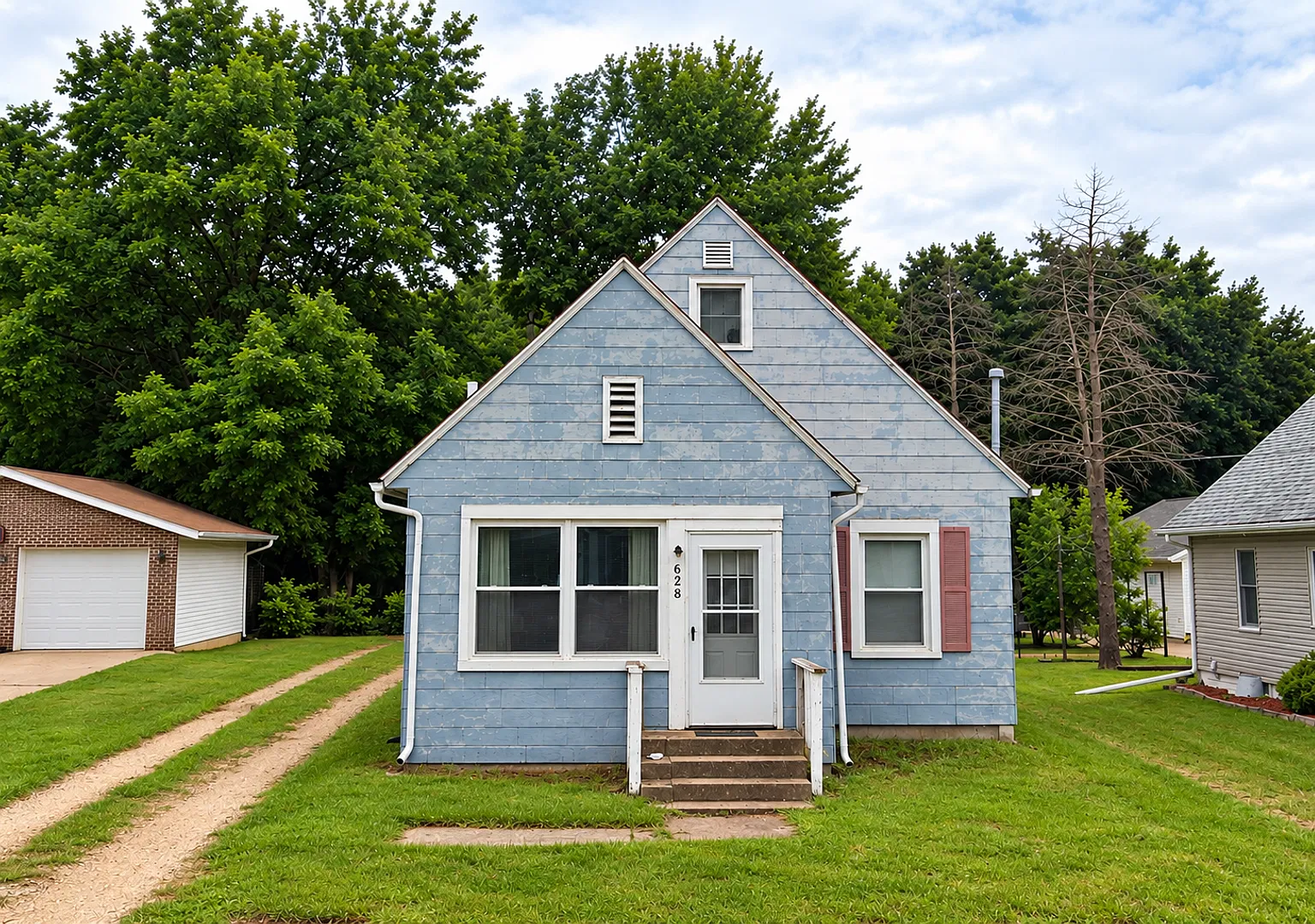 Charming 2-Bedroom Home with Garage, Basement & Porch in Clinton, IA — Photo 1