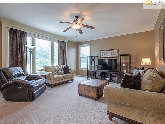 Spacious living room great for family events