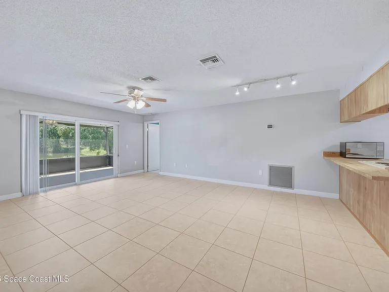 2224 Westminster Dr — Photo 9