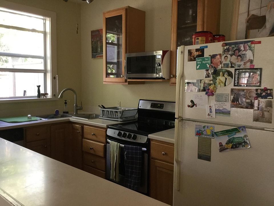 Full size kitchen that is nicely stocked