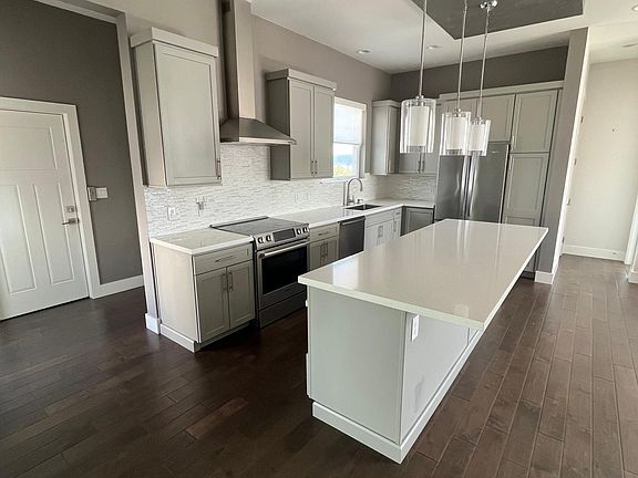 Elevator Landing & Kitchen