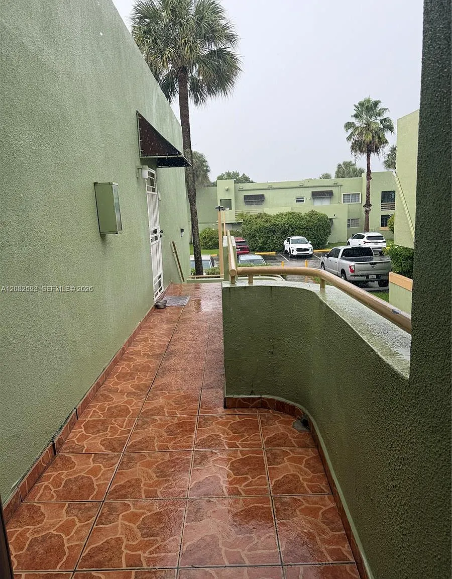 Patio West One Condo — Photo 1