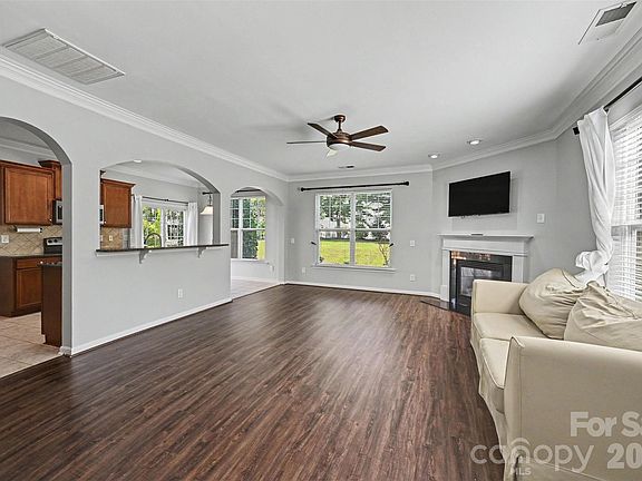 2nd image of 517 Stowe Rd