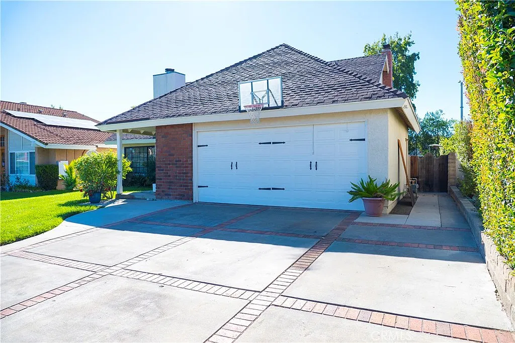 5 bed, 2336 sqft, $5,200 — Photo 2