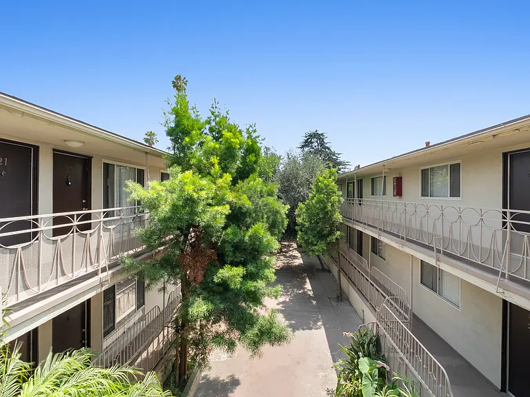 5525 Carlton Way Apartments — Photo 6