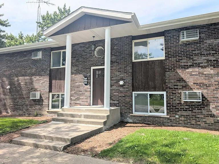 575 E Oak St — Photo 1