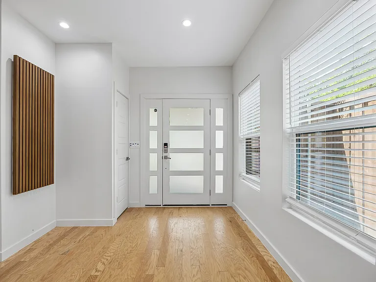 710 N Madison Ave — Photo 3