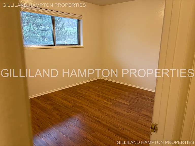 825 SE 2nd St #8 — Photo 4
