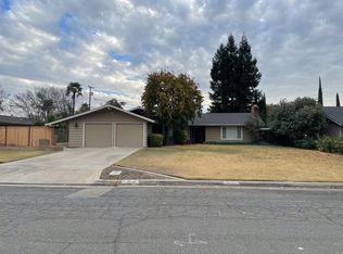 1567 W Robinwood Ln, Fresno, CA 93711