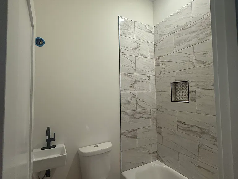 220 W Duffy St #A — Photo 9