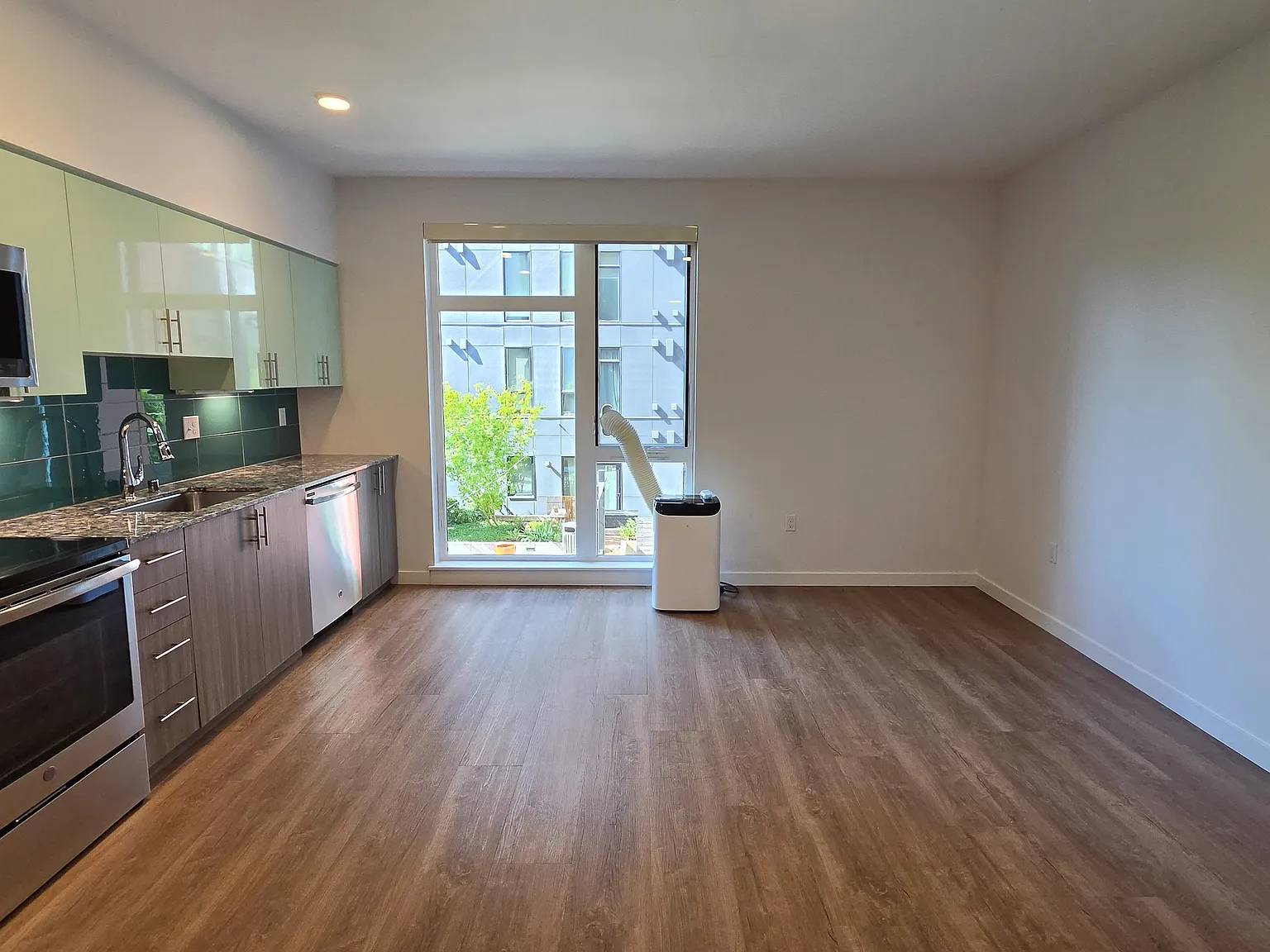 1 bed, 572 sqft, $2,075 — Photo 2