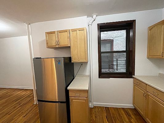 3rd image of 341 E 65th St APT 4RE