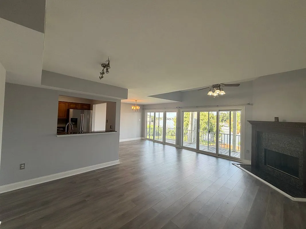 3 bed, 2.5 bath, 1615 sqft, $2,200 — Photo 3