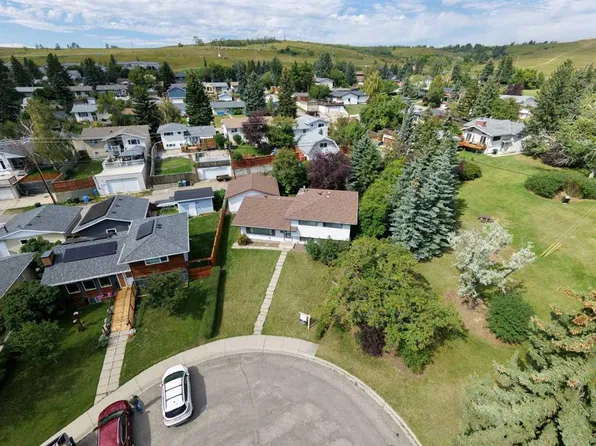 5031 E Newcombe Pl NW, Calgary, AB T2K 2P6