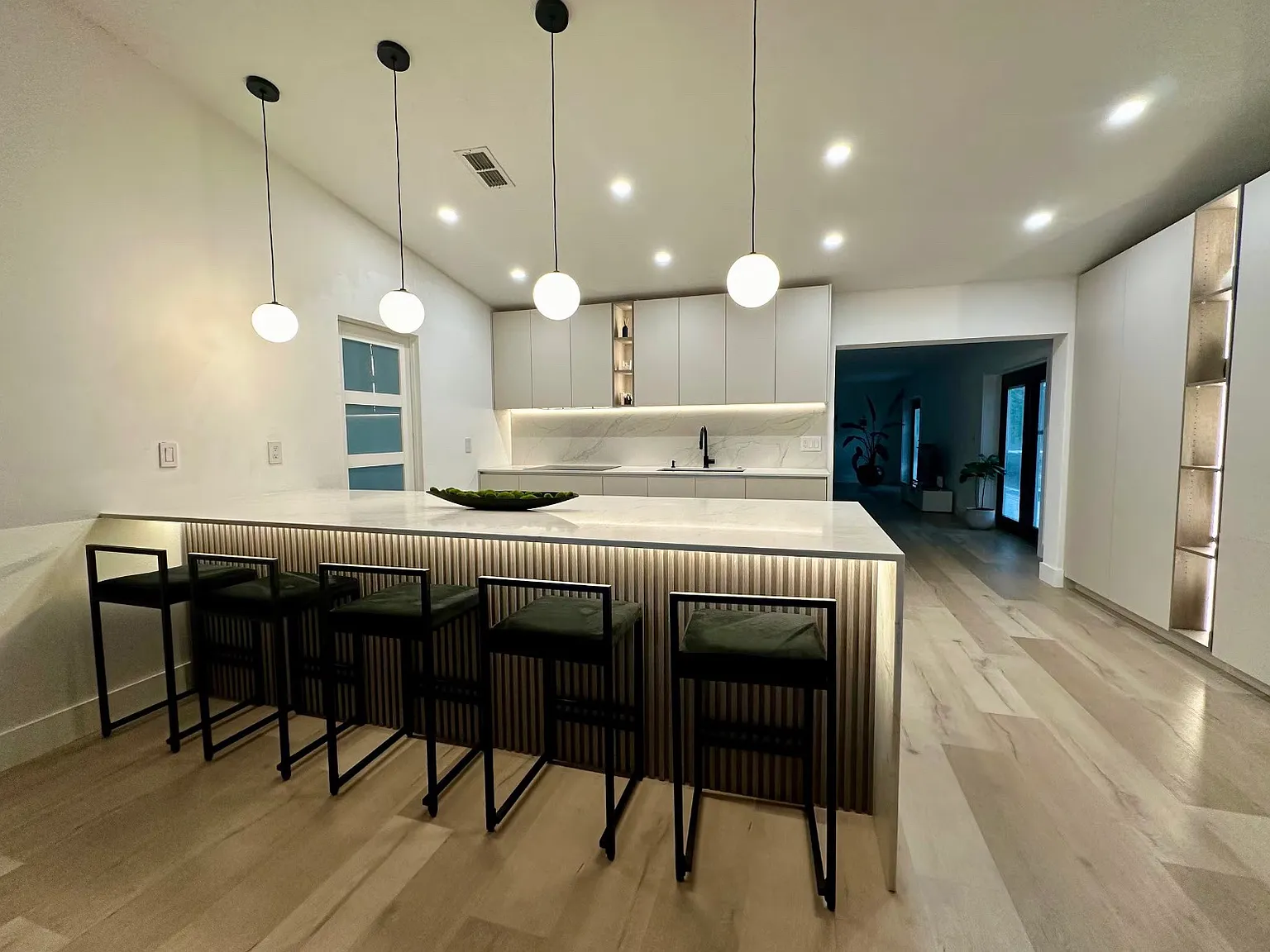4 bed, 2100 sqft, $6,000 — Photo 4