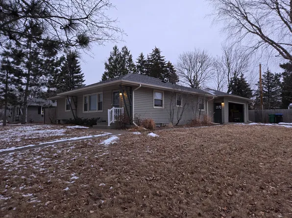 2718 Griggs St N, Roseville, MN 55113