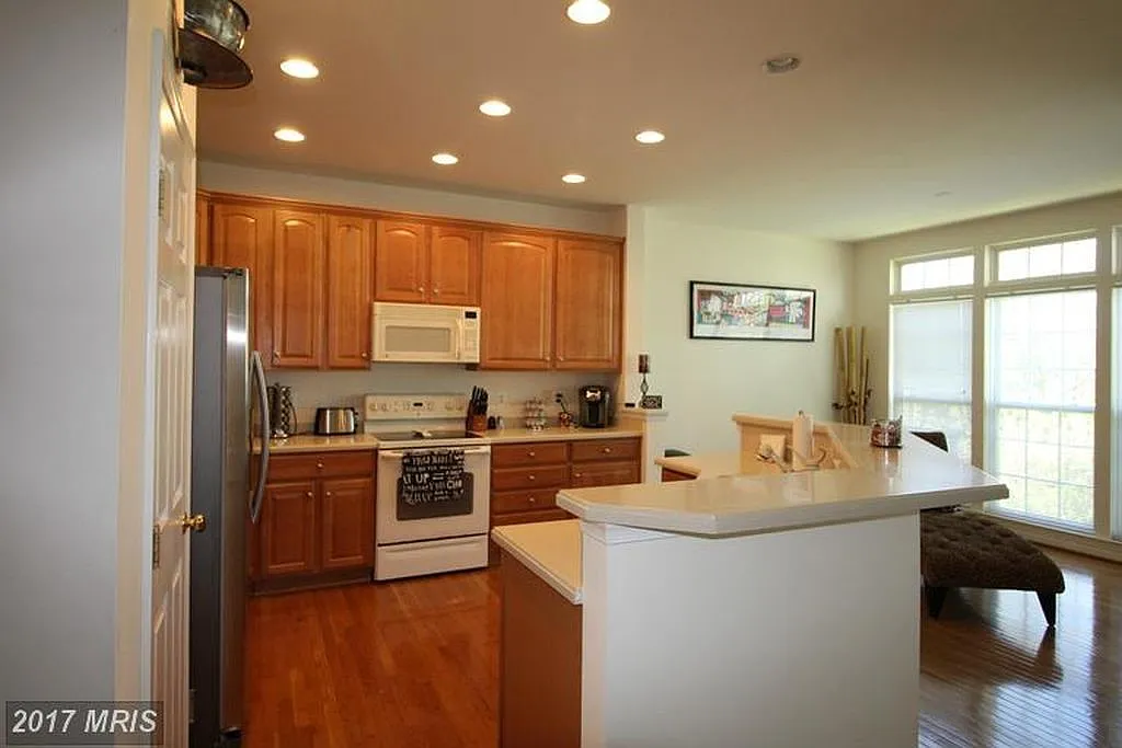 4 bed, 3.5 bath, 3300 sqft, $785 — Photo 4
