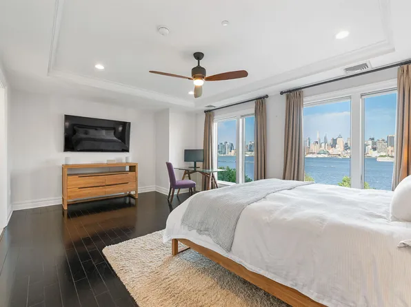 38 Oxford Landing image 12 of 22