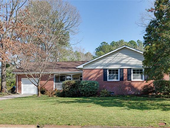 2nd image of 736 Queen Elizabeth Dr