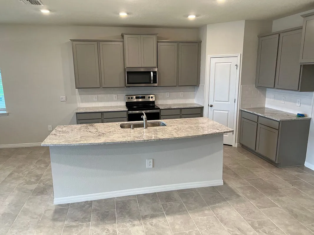 4 bed, 2.5 bath, 2700 sqft, $4,200 — Photo 3