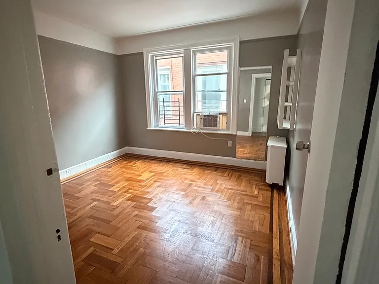 2725 Wallace Ave #2F — Photo 3