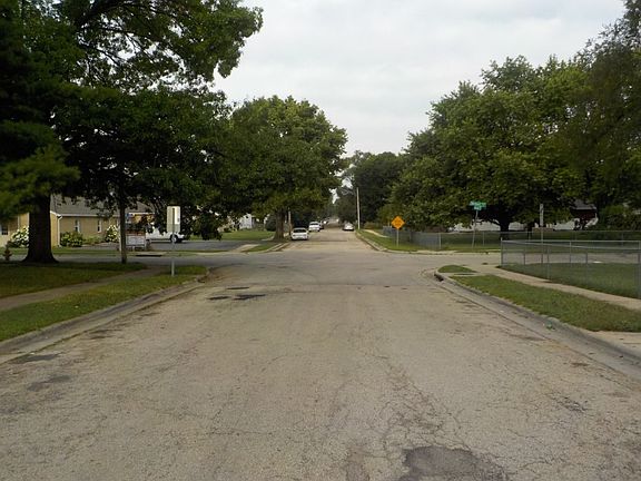 5th image of 3233 Montrose Ave