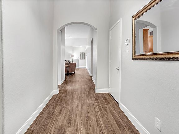 3rd image of 604 Rocky Hollow Ln