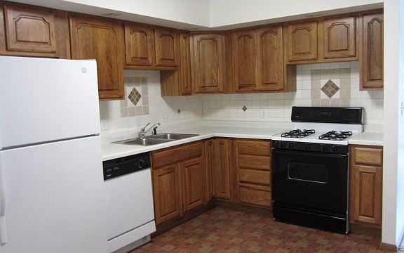 kitchen with backsplash