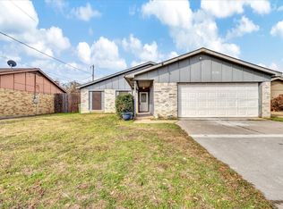 2106 Bear Creek Ln, Arlington, TX 76006
