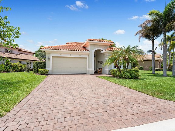 2nd image of 910 SW Palm Cove Drive