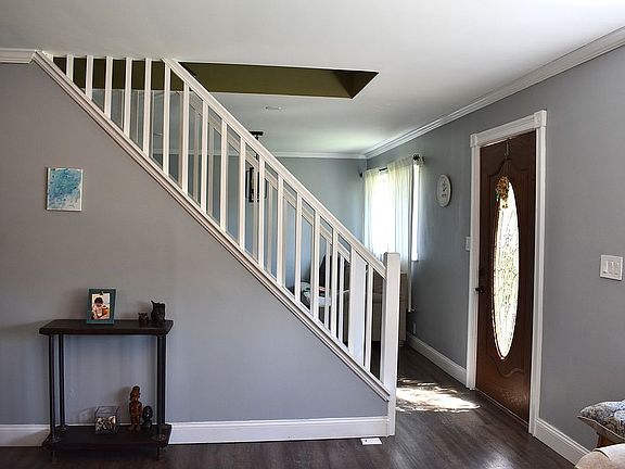 3rd image of 21 Colonial Rd