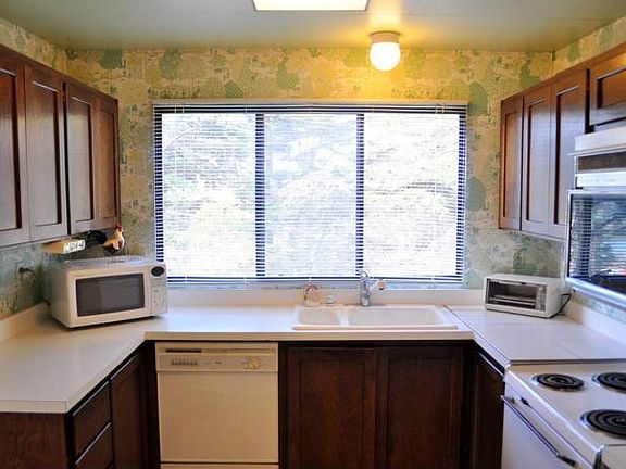Kitchen w/ all appliances