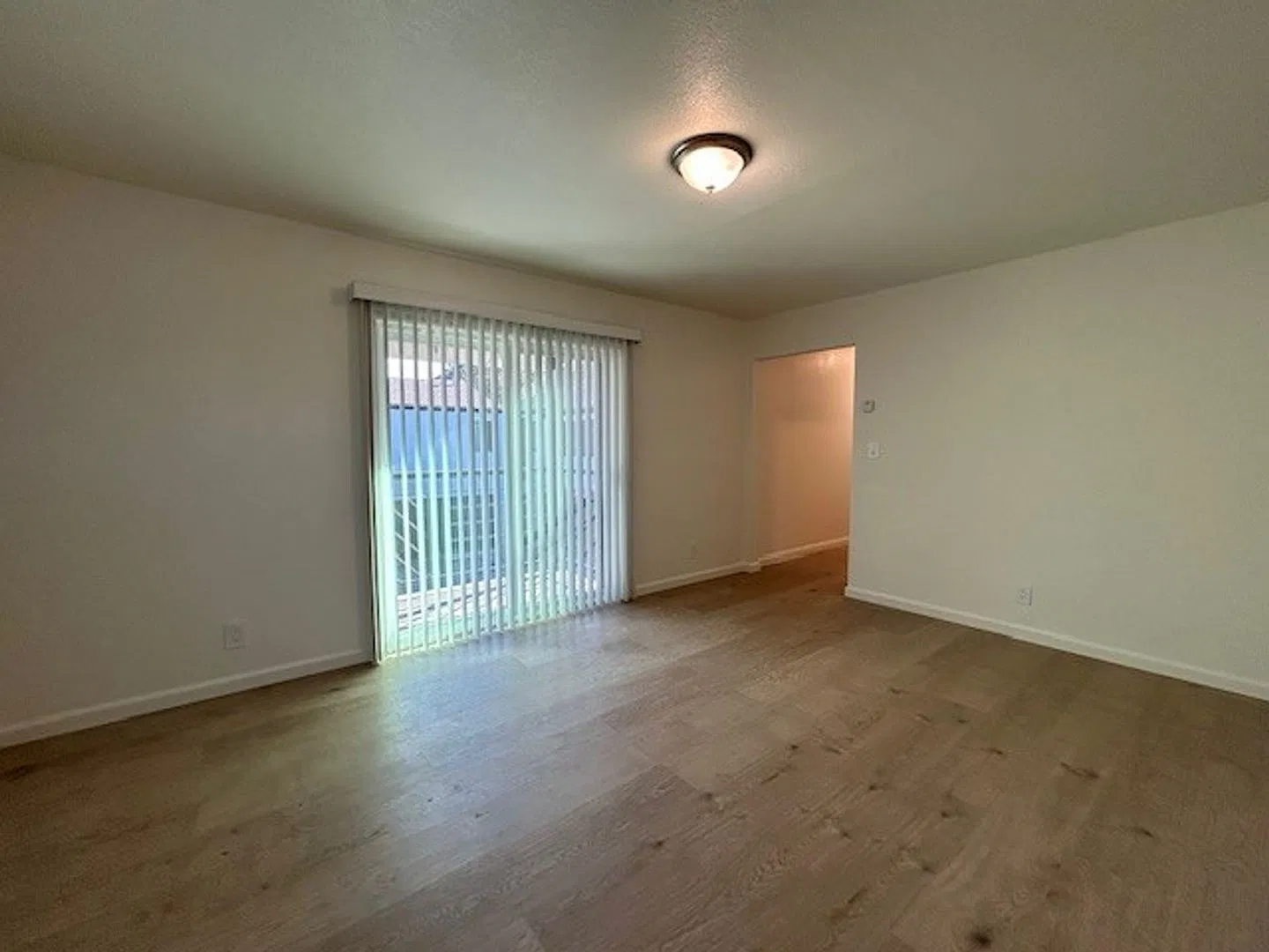Spacious 1 Bedroom-with Hardwood floors throughout-close to shopping and transportation — Photo 4
