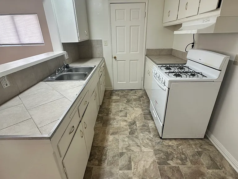 941 Leslie Dr — Photo 9