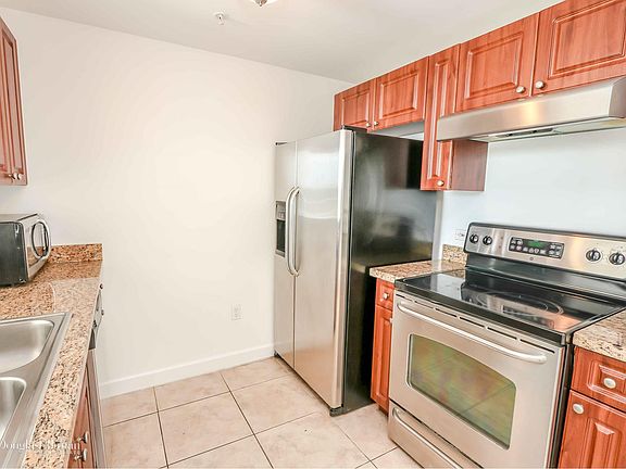 3rd image of 2600 SW 27th Ave APT 606