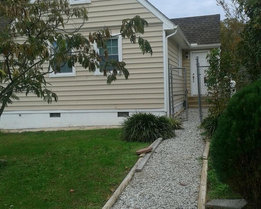 Front walkway to private entrance.