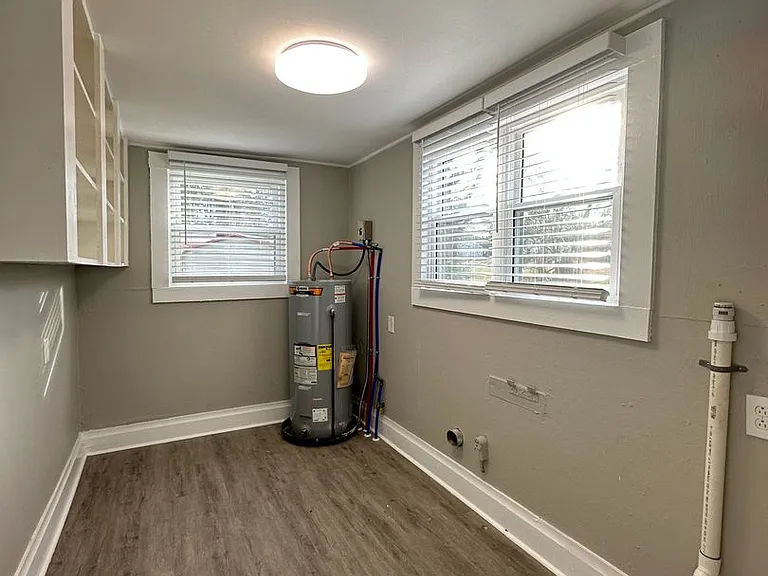 512 Pleasant St — Photo 2