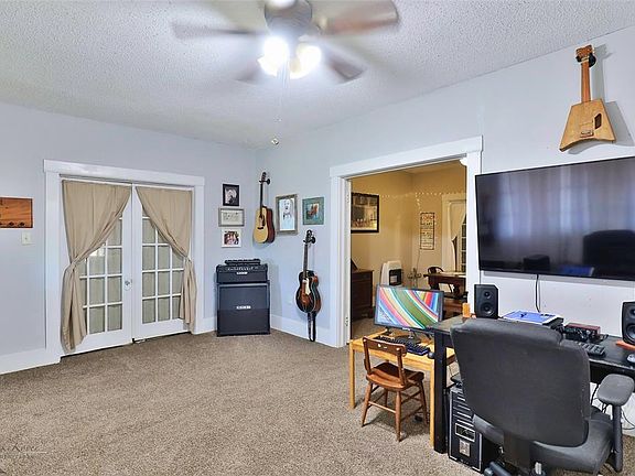 4th image of 902 Poplar St