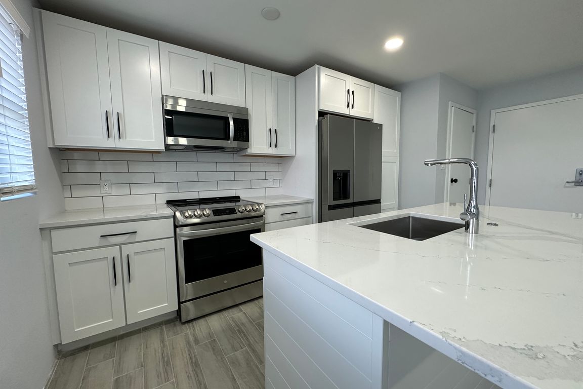 1 bedroom Kitchen with island