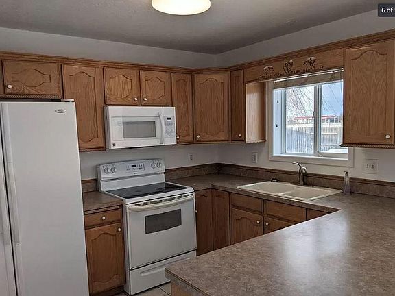 5th image of 98 Douglas Dr