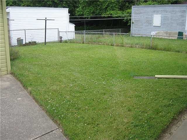 2nd image of 2058 Calumet Ave