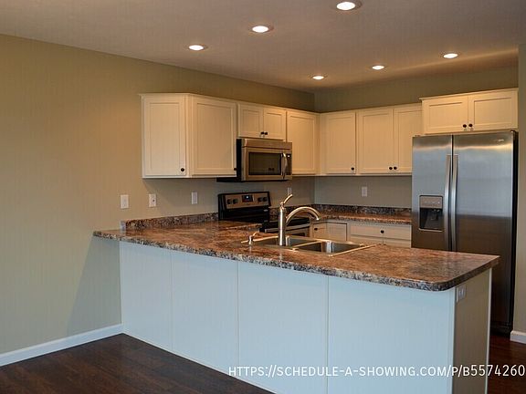 4th image of 1701 N Creek Dr