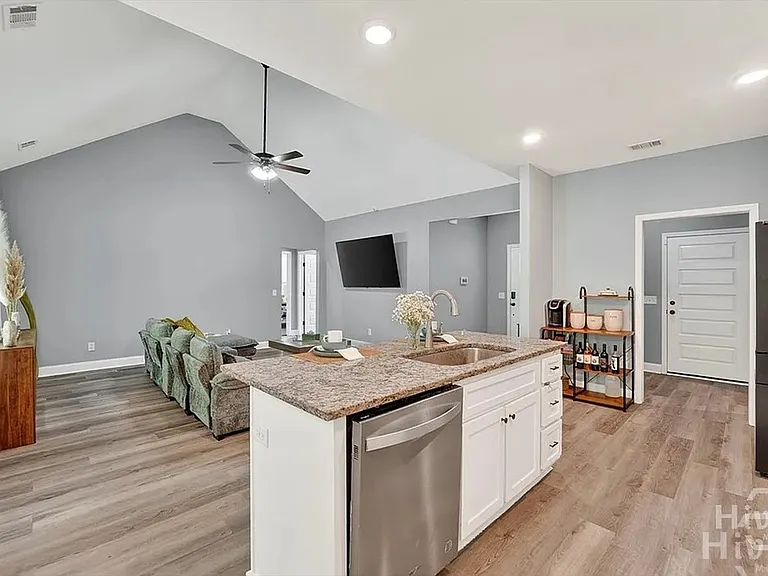 160 Huger St — Photo 10