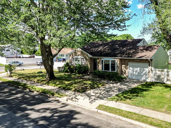 64 Grand Avenue, Lindenhurst, NY 11757
