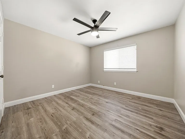 4925 Longwood Ct — Photo 16