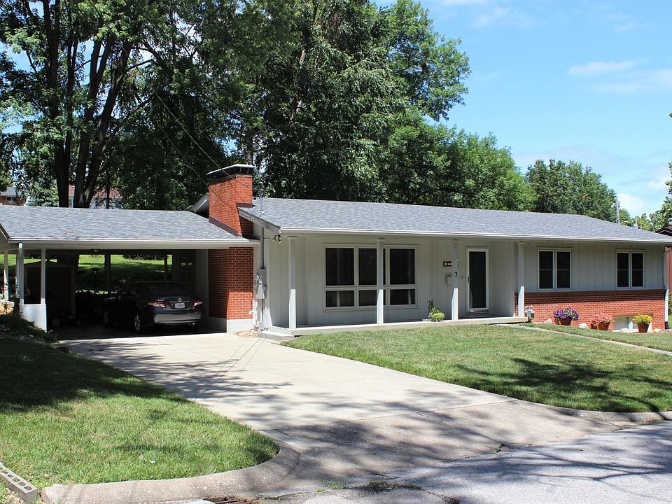 MAIN PHOTO/FRONT OF HOUSE