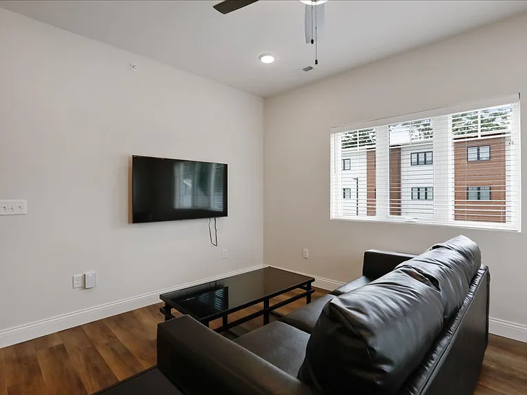 Lofts on State — Photo 16